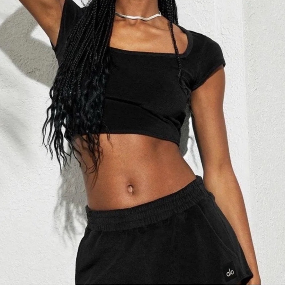 ALO Yoga like new  Black Fitted Cap Sleeve Crop Top